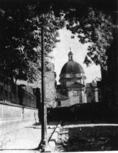 Widok na kościół sakramentek z ulicy Przyrynek - sierpień 1944