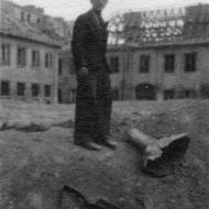 Mężczyzna przed klasztorem sakramentek - sierpień 1944