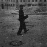 Mężczyzna przed klasztorem sakramentek - sierpień 1944